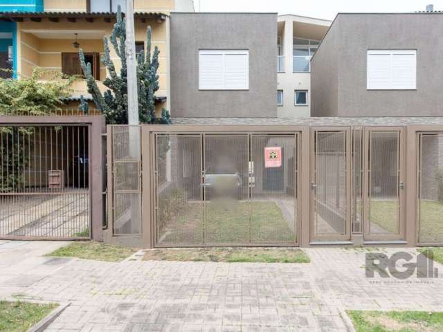 Casa a venda com 3 dormitórios sendo 1 uma suíte localizada no bairro Guarujá. Imóvel possui com o living de 3 ambientes, lavabo, piso em porcelanato, deposito, cozinha com móveis sob medida, areá de 