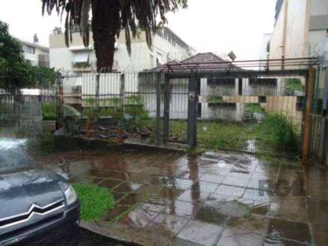 Casa térrea localizada na Rua Lagoinha no bairro Petrópolis. Ótimo imóvel para fins 'Comercial ou Residencial. Casa com 12 ambientes separados, recepção e 03 banheiros, própria para escritórios de div