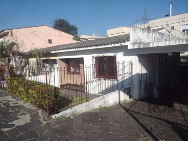 Casa com 2 dormitórios, sala, banheiro social, cozinha, área de serviço, vaga de garagem, pátio, gradeado. Agende uma visita com um dos nossos corretores.