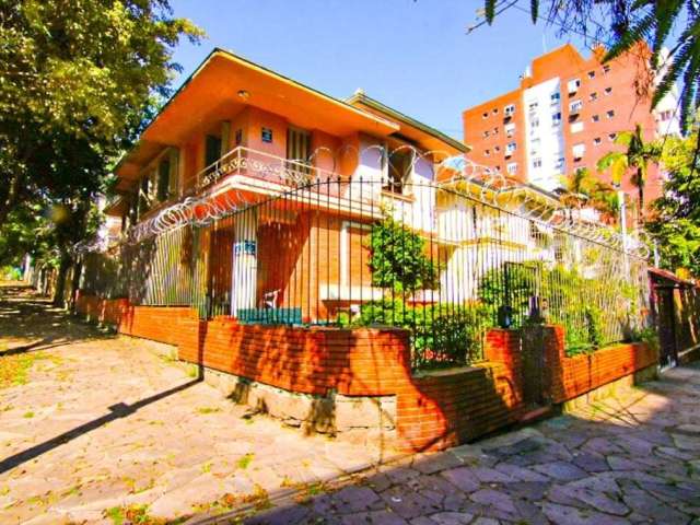 Na esquina da Dario Pederneiras com João Dutra, casa desocupada, serve para uso residencial ou comercial. Parte inferior: Hall de entrada, gabinete, 3 salas, lareira, lavabo, copa-cozinha, banheiro au