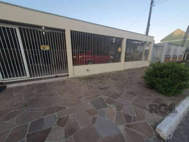 Casa térrea com 2 dormitórios, 2 vagas e pátio com piscina no bairro Harmonia.&lt;BR&gt;Casa com 82m² privativos, 2 dormitórios, 2 banheiros, closet , cozinha com churrasqueira, sala espaçosa, lavande