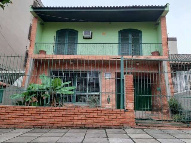 Casa sobrado em localização plana, tranquila e arborizada do Jardim Botânico entre o Bourbon Shopping Ipiranga e a ESEF. Terreno com 8m80 de frente por 33m de extensão de frente a fundos, onde esta ed