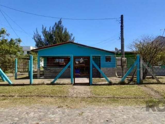 Casa espaçosa com 3 dormitórios disponível na bela Praia de Capão da Canoa.&lt;BR&gt;&lt;BR&gt;Este imóvel oferece um ambiente aconchegante com uma sala de estar convidativa, uma cozinha que se integr