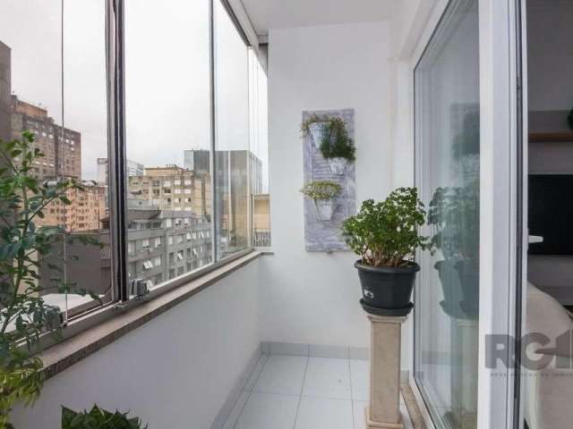 Apartamento 2 dormitórios com sacada fechada em vidro, e segunda porta de vidro entre a sacada e a sala garante ainda mais isolamento acústico.  Andar alto com vista. Permanecem no imóvel  3 aparelhos