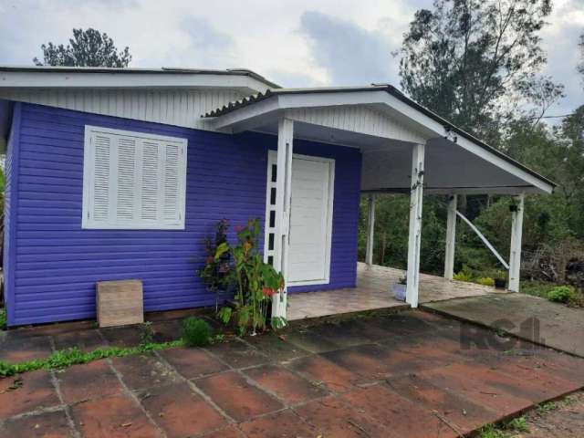 Casa pré- fabricada em um terreno medindo 10x56, composta por sala e cozinha integrada, um dormitório e banheiro social.&lt;BR&gt;Possui ainda uma ampla área coberta na lateral e nos fundos.&lt;BR&gt;