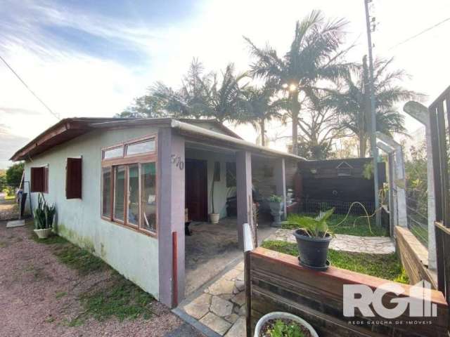 Casa para Comprar em Zona Sul de POA/RS | Terreno constituído por duas casas, a primeira com 2 dormitórios, sala, cozinha e banheiro, e a segunda com 4 dormitórios sendo 1 suíte, banheiro social, área