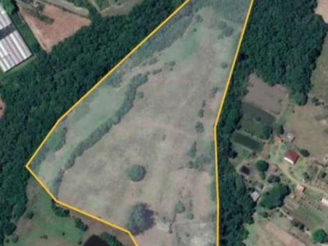 Sítio para compra em Porto Alegre/RS | 7 hectares, campo limpo, 100% aproveitável, conta com um galpão com 4 cocheiras , 1 cozinha e 1 banheiro, água e luz, parada de ônibus na frente, 3km do asfalto.