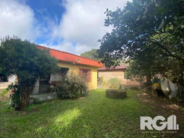 Sítio para compra em Porto Alegre/RS | Sítio conta com casa principal que possui 96m², 3 dormitórios, 2 salas, cozinha, banheiro (Opção para 4 dormitórios) e casa galpão e garagem, que possui 120m², p