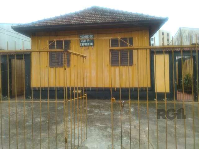 Casas mista dividida em seis moradias, cada uma com um quarto ,sala, cozinha e banheiro. Imóvel bom para locação. Terreno 10 x 30. Marque sua visita.