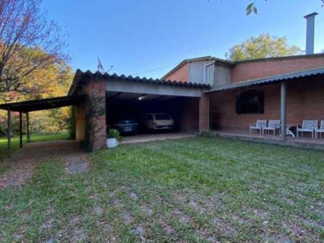 Sítio para Compra em Zona Sul de POA/RS, com área total de 8.230.00m² | Propriedade arborizada na sua extensão, com casa principal de tijolos à vista, estilo rústica; possuindo 3 dormitórios, sendo um