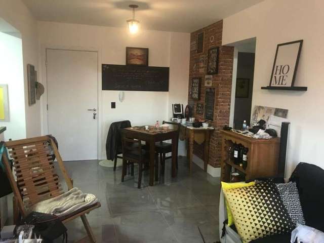 Vende apartamento com excelente vista para piscina, 2 dormitórios, sendo 1 dormitório suíte, banheiro social, cozinha americana, com móveis planejados, porcelanato em todos ambientes, vaga dupla de ga