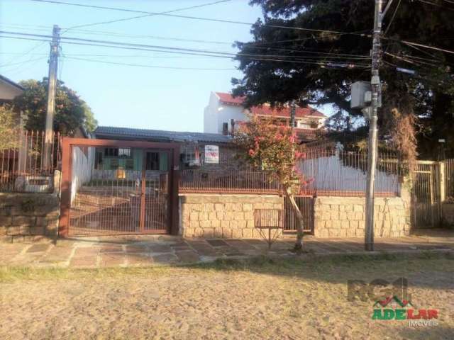 CASA 2 DORMITÓRIOS BAIRRO ESPÍRITO SANTO, ZONA SUL DE PORTO ALEGRE - Linda casa com 2 dormitórios, living 2 ambientes, cozinha ampla, banheiro social,&lt;BR&gt;área de serviço fechada com banheiro, ga