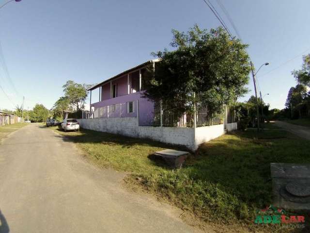 Casa para Compra em Porto Alegre | Ótima Casa de Esquina, com Sacada/Terraço, Sala de Estar, Cozinha Ampla, Banheiro Social e Área de Serviço. Área de Lazer com Churrasqueira e Banheiro. Terreno de 30