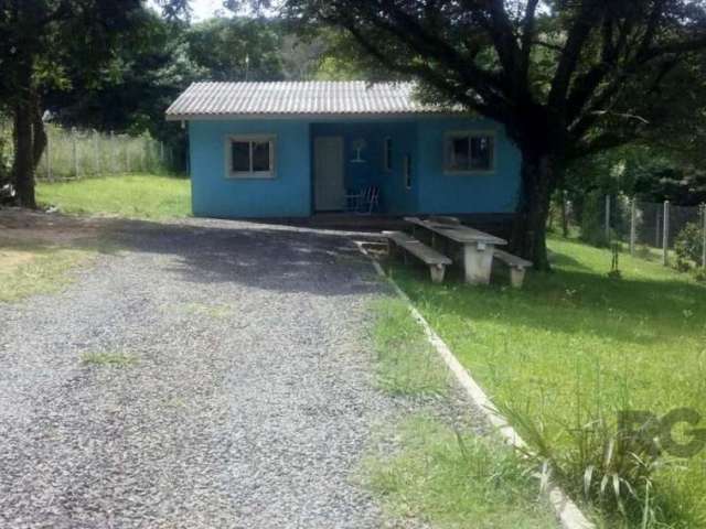 Mini-Sítio na Zona Sul de Porto Alegre. Mini-Sítio com Casa de 2 Dormitórios, Sala de Estar, Cozinha, Banheiro Social e Área de Serviço. Amplo Terreno de 1200m², gramado e Arborizado. Vista pro Morro 