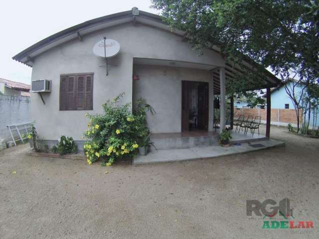 Mini-Sítio na Zona Sul de Porto Alegre. Ótimo Mini-Sítio com 2 Casas. Casa Principal de 2 Dormitórios, Sala de Estar, Cozinha Americana, Banheiro Social e Área de Serviço. Casa nos Fundos com 1 Dormit