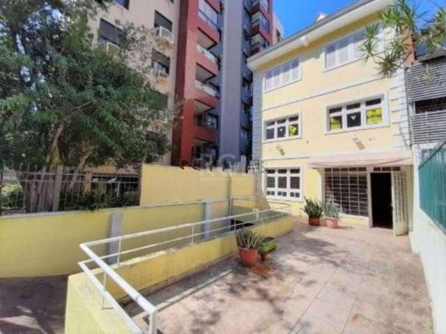 Excelente casa comercial no bairro Rio Branco. O 1º pavimento conta com espaço para 3 ambientes, cozinha e banheiro com acessibilidade. O 2º pavimento possui espaço para 2 ambientes, 1 suíte e 1 banhe