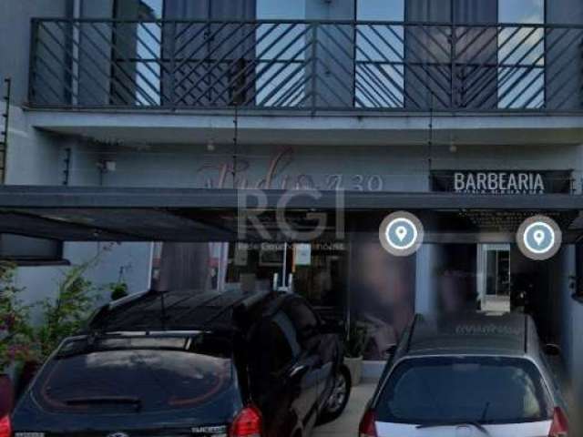 Ótima oportunidade para investimento no bairro Partenon! Prédio comercial com uma loja ampla com cozinha e 2 banheiros onde atualmente funciona um salão de beleza, nos fundos tem 2 salas com banheiros