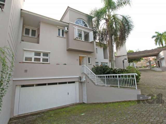 Casa em condomínio na beira do Guaíba com piscina, churrasqueira e linda vista para o rio.&lt;BR&gt;A casa possui três dormitórios, sendo um suíte, banheiro social, living dois ambientes, cozinha, áre