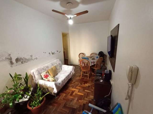 Apartamento com 2 ótimos dormitórios, banheiro social, living, cozinha, área de serviço. Piso em parquet na sala e nos quartos e cerâmico na cozinha, área de serviço e banheiro. Ótima ventilação e pos