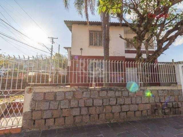 Coliseu Vende Casa ampla com 3 dormitórios,  2 banheiros, cozinha ampla, 3 vagas  em localização estratégica ( Aparício borges x Bento Gonçalves) no Bairro Glória, podendo ser destinada para uso comer