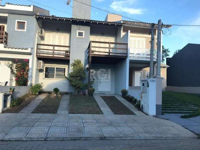 Excelente casa, 3 Dormitórios, sendo 1 Suite, 2 banheiros 1 lavabo, ampla sala com espaço gourmet, churrasqueira, lareira. Espaço externo com piscina e deck. Excelente localização no Condomínio Lagos 