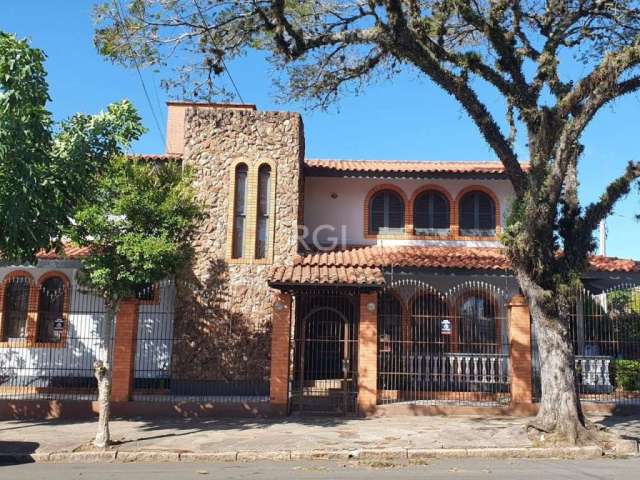 Belíssima casa  de alto padrão, de esquina, pronta para, encontra-se alugada para uma Clinica. Excelente para um investidor, pode comprar e manter alugada.&lt;BR&gt;Com PPCI válido até maio/2024, foi 