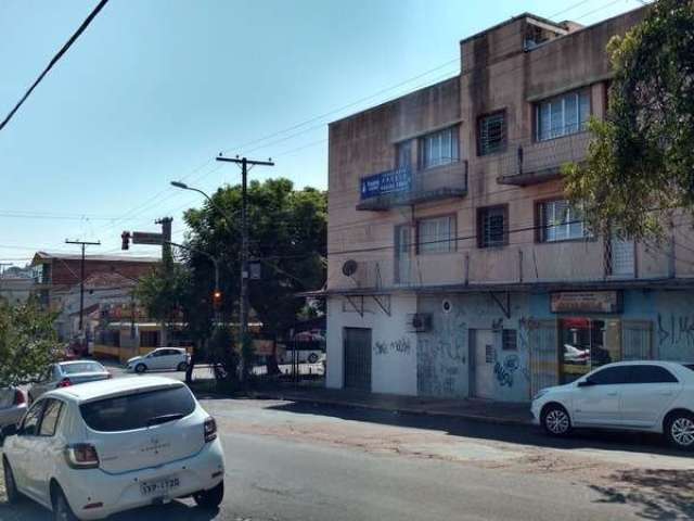 PRÉDIO misto envolvendo 04 lojas e 04 apartamentos, na esquina da Av. Niterói com Gomes Carneiro. Com vários meios de  transporte em frente.&lt;BR&gt;Aceita financiamento