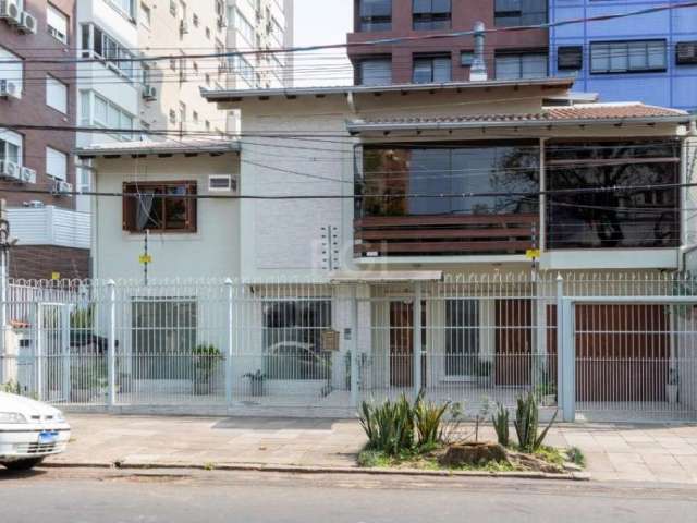 Casa de três pavimentos. Excelente estado de conservação!&lt;BR&gt;No primeiro pavimento: Uma loja comercial e a garagem para um automóvel coberta.&lt;BR&gt;No segundo pavimento: Possui hall de entrad