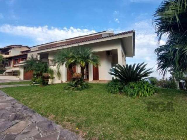 Excelente residência em condomínio fechado, composta por 3 dormitórios, sendo 1 suíte, sala de estar com lareira , sala de jantar, lavabo, escritório, ampla cozinha com móveis sob medida, espaço gourm