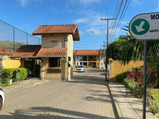 Excelente casa em condomínio fechado, com 2 dormitórios sendo 1 suíte com sacada, living para 2 ambientes, cozinha, lavanderia, espaço gourmet e churrasqueira coberta, pergolado. No terceiro pavimento