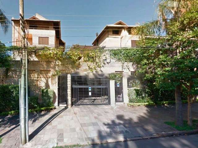 Semi mobiliada, próximo ao colégio Anchieta e shoppings. Charmosa casa em condomínio fechado com: 4 dormitórios (1 suite). Andar térreo: living 2 ambientes em piso tabuão c/ lareira e espaço churrasco