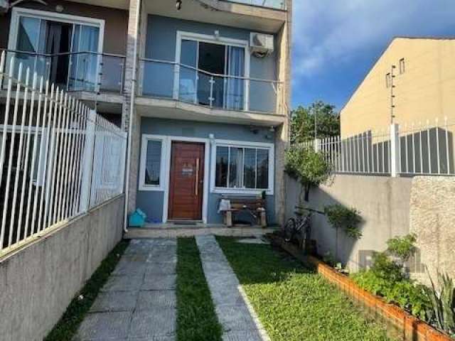 Ótimo sobrado semi mobiliado em localização privilegiada com duas suítes a do casal com sacada com linda vista, living 2 ambientes, lavabo, amplo terraço com vista para o Guaíba, cozinha, churrasqueir