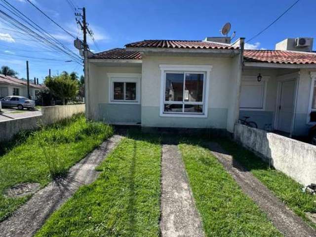 Linda Casa de esquina em condomínio fechado, com total segurança e infraestrutura, imóvel com 3 dormitórios, sendo 1 Suíte americana, living com dois ambientes, pátio privativo na frente e nos fundos,