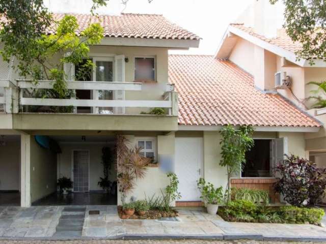 Excelente casa em condomínio e com ótima localização no bairro, Tristeza.&lt;BR&gt;Possui amplo living para 02 ambientes, lareira, lavabo, cozinha, espaço gourmet, área de serviço, dependência de empr