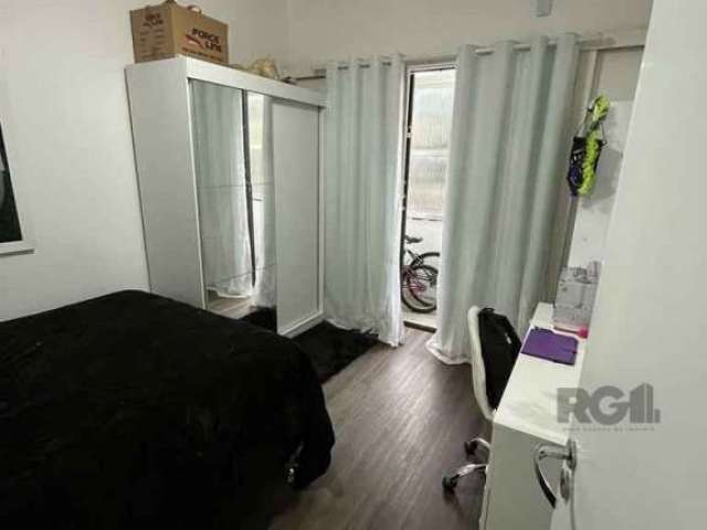 Apartamento 3 dormitórios, 2° andar, reformado recentemente. Banheiro principal e mais um lavabo. Imóvel de fundos para Rua Décio Martins Costa, rua tranquila e arborizada. Nada de barulho. Não possui