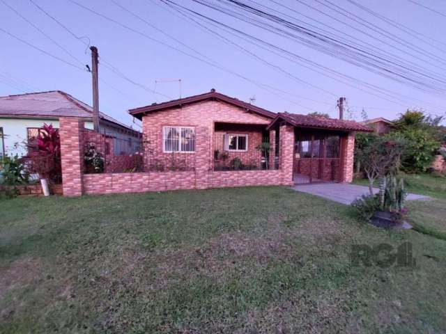 Linda casa com garagem fechada 3 dormitórios, sala e cozinha integrada, banheiro área de lazer, com plantas e verduras com horta nos fundos&lt;BR&gt;Todo pátio com piso na frente, portão eletrônico e 