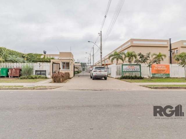 Excelente casa em condomínio, finamente decorada, ficam todos os móveis fixos, possui 2 dormitórios, living para 2 ambientes, sala de estar com lavabo, cozinha planejada, área de serviço, pátio e uma 