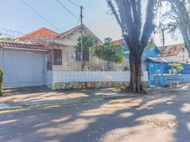 EXCLUSIVIDADE!!! Excelente casa com 3 dormitórios sendo 1 suíte, uma sala com lareira, dois banheiros um deles com banheira, cozinha planejada. Imóvel ensolarado com ótima localização, próximo de post