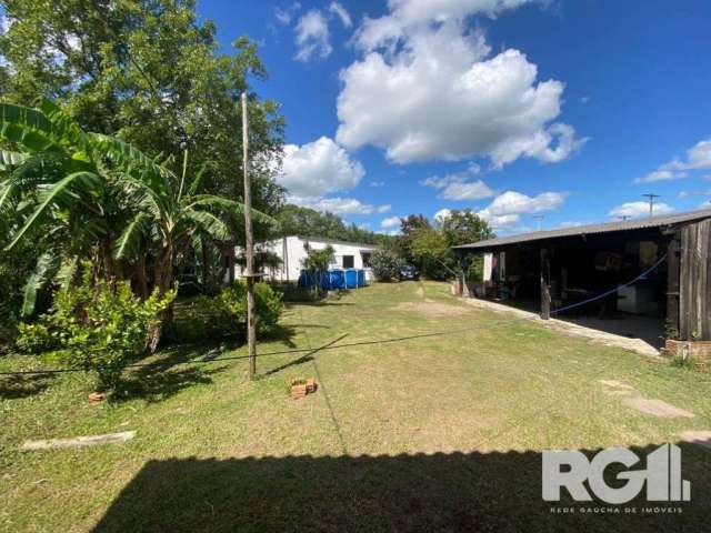 Terreno com duas casas, a primeira contendo 3 dormitórios, sala, banheiro social, cozinha e área gourmet, a segunda com 2 dormitórios, banheiro social, sala e cozinha. Além de galpão com churrasqueira