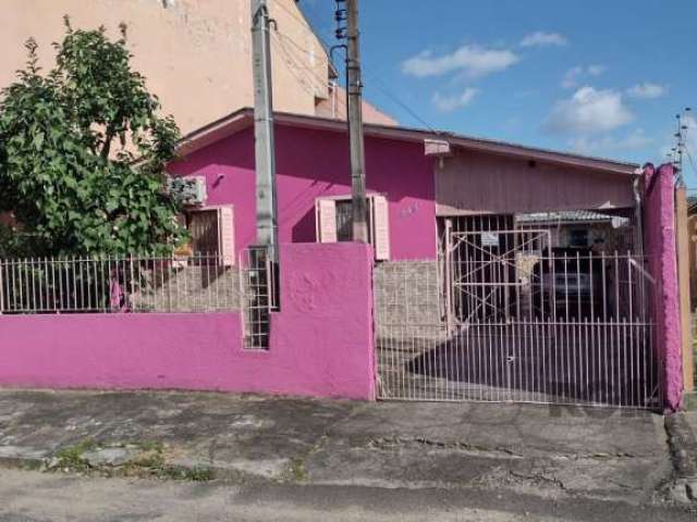 Duas casas frente e fundos, 3 dormitórios, 3 banheiros, sala estar e jantar, cozinha montada, área de serviço, porcelanato, pátio, vaga de garagem coberta. Agende uma visita com um dos nossos corretor