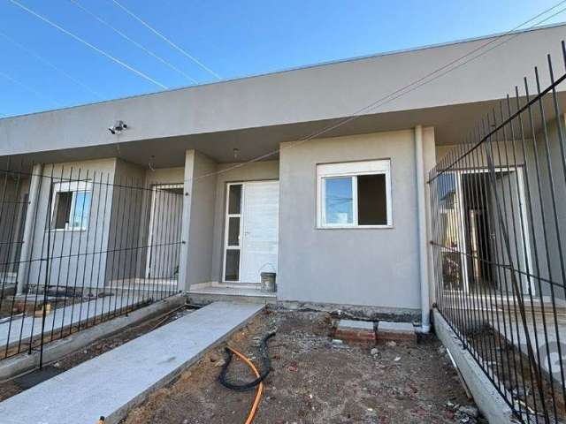 Casa térrea, com 45m² privativos, uma vaga de garagem, varanda, sala e cozinha integradas, banheiro social, dois quartos, sendo uma suíte, área de serviço com churrasqueira e um amplo pátio nos fundos