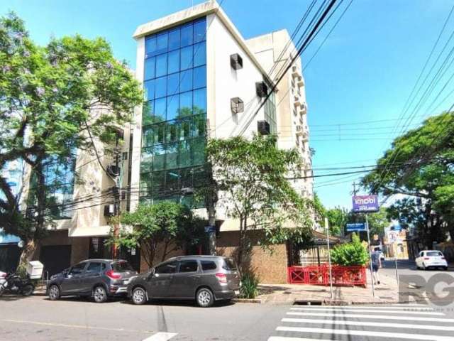 Sala comercial localizada no Centro Profissional Laci Osório, local privilegiado no bairro Cidade Baixa onde faz esquina com as ruas Joaquim Nabuco e Gen. Lima e Silva.  O ímóvel possui 30,58m2 privat