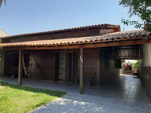 Ampla casa com três dormitórios, uma suite, um banheiro social, três vagas de garagem, anexo nos fundos e amplo patio em área nobre do Parque dos Anjos, (lpe).