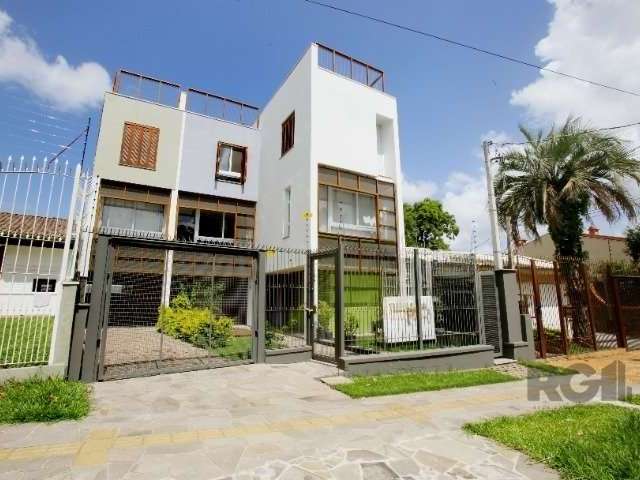 Vendo no jardim sabará, apartamento composto de 3 pavimentos, no térreo 1 gabinete e escada no 2º pavimento, area social e de serviço, com sala de estar/ jantar, churrasqueira, lavabo, cozinha, lavand