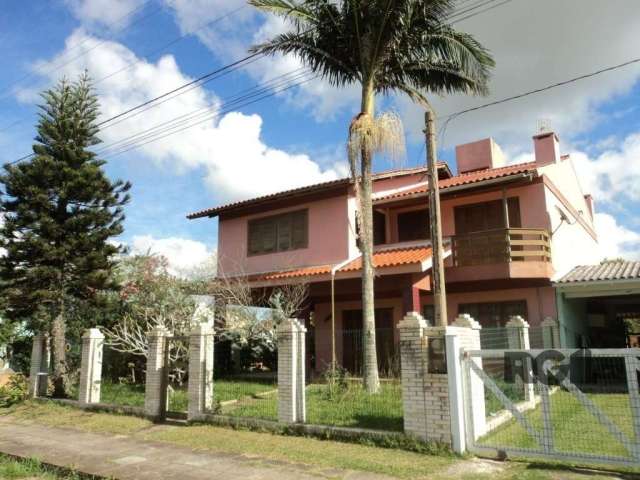 Casa sobrado com quatro quartos,  dois são suítes. Dois banheiros sociais  três salas + avarandado térreo  em L, sala de jantar e estar com lareira cozinha ampla estilo americana , planejada  mezanino