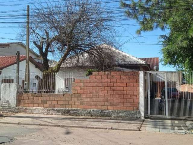 Casa com 3 dormitórios, banheiro social, sala de estar e jantar, cozinha, área de serviço, churrasqueira, pátio, gradeado, vaga de garagem. Agende uma visita com um dos nossos corretores especialistas