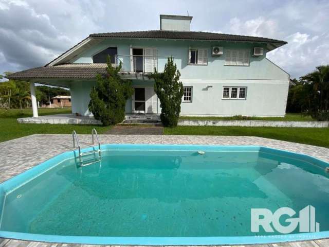 Sítio no bairro Lageado | Lindo sítio com 4 dormitórios, sendo 2 suíte, ampla cozinha, sala de estar e jantar, 2 banheiros sociais, living integrado, piscina. Casa para caseiros com churrasqueira e ga