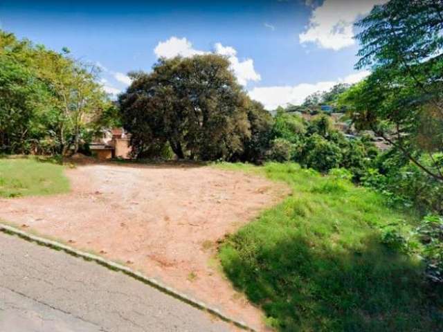 Amplo terreno no bairro Cascata, Zona Sul de Porto Alegre. Terreno com quase 1.600 m², próximo a Av. Oscar Pereira. Mede 36 metros de frente por 42 metros de um lado e 37 metros do outro lado, de fren