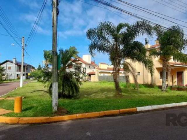 Terreno de esquina, plano, com ótima localização dentro do condomínio. Ensolarado e perfeito para a construção de residência térrea ou sobrado.