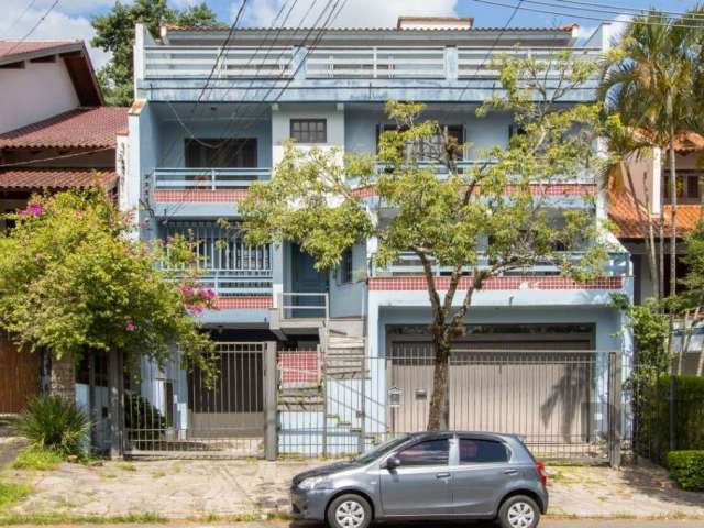 Excelente Casa à venda no Bairro Nonoai, Porto Alegre.&lt;BR&gt;  &lt;BR&gt;Com 240m² de área privativa e 343m² de área total, possui 3 quartos, sendo 1 suíte, e 3 banheiros. &lt;BR&gt;A casa conta co